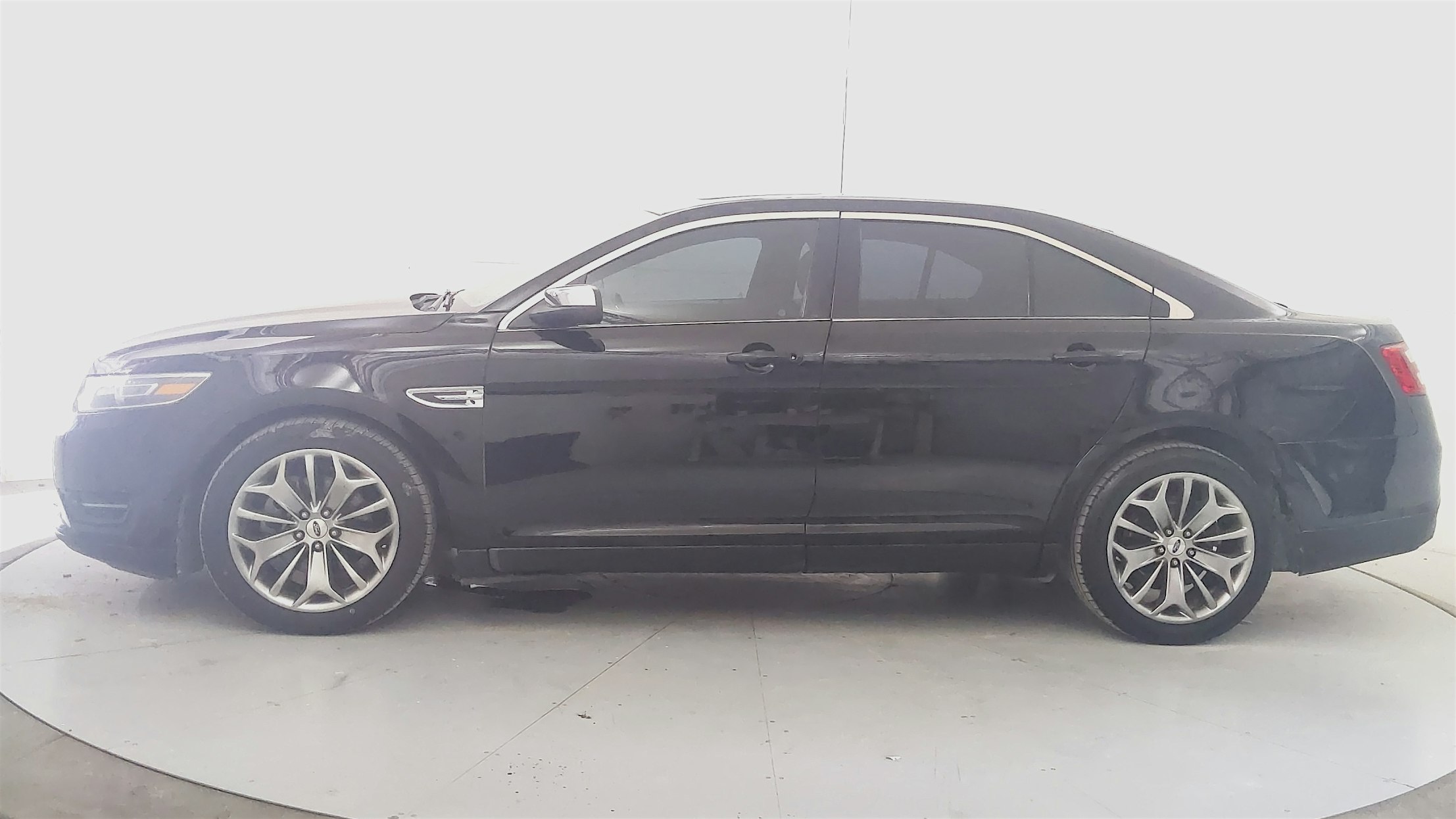 2016 Ford Taurus Limited's photo