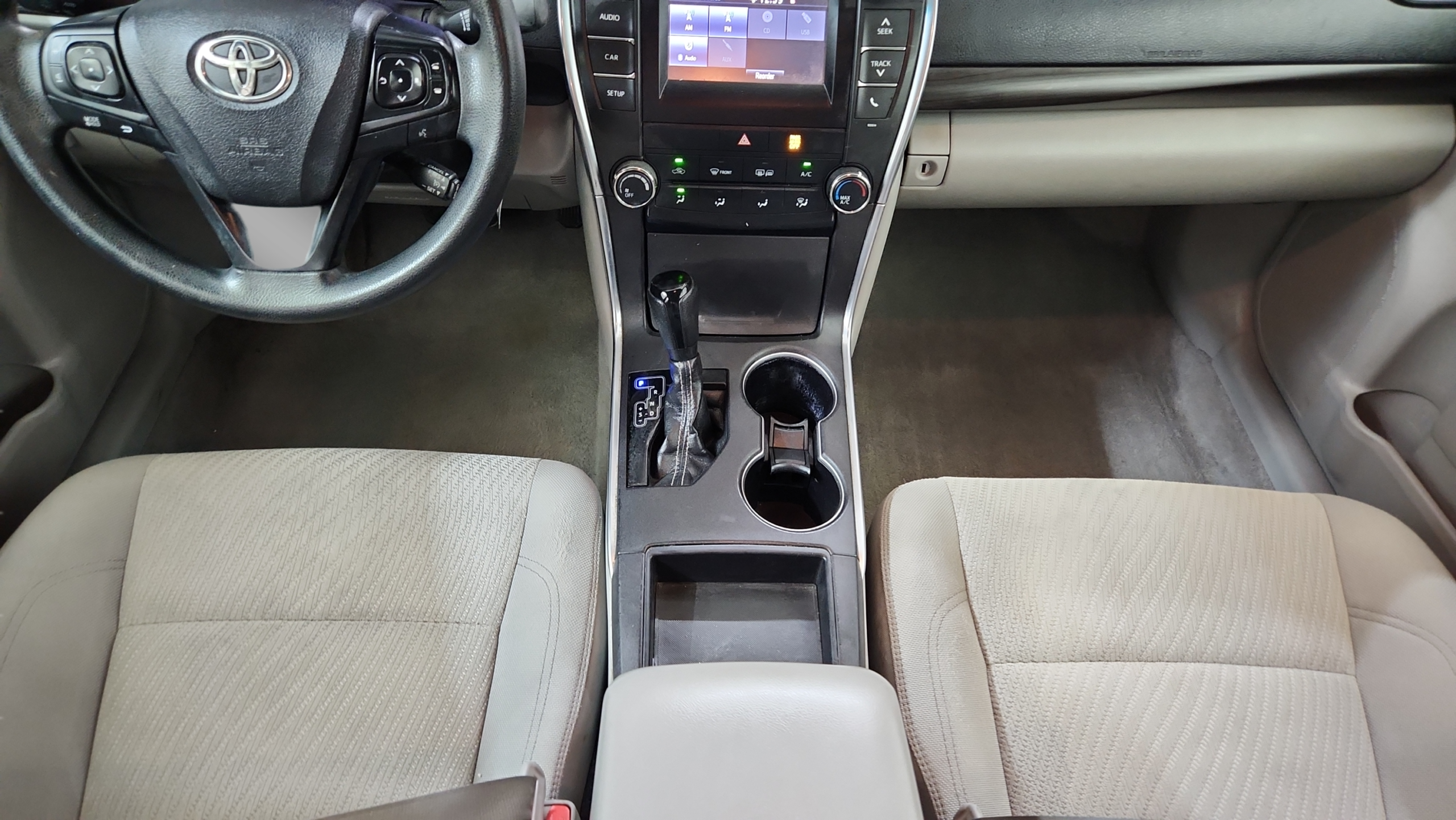 2017 Toyota Camry LE - Photo 11